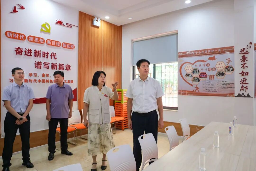 区委主要领导赴社区开展调研