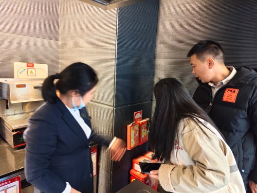 为切实做好节假日期间餐饮行业安全生产工作,坚决防范安全事故发生,2 月 11 日,温泉街道党群服务中心主任带领汤边社区工作人员,深入辖区重点餐饮场所开展节前安全隐患大检查。 (4) 永利皇宫