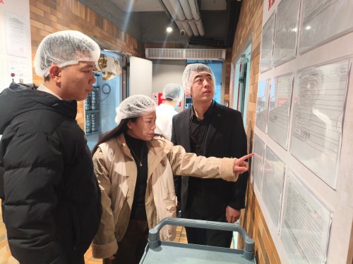 为切实做好节假日期间餐饮行业安全生产工作,坚决防范安全事故发生,2 月 11 日,温泉街道党群服务中心主任带领汤边社区工作人员,深入辖区重点餐饮场所开展节前安全隐患大检查。 永利皇宫