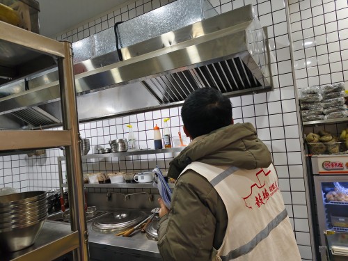 为切实做好节假日期间餐饮行业安全生产工作,坚决防范安全事故发生,2 月 11 日,温泉街道党群服务中心主任带领汤边社区工作人员,深入辖区重点餐饮场所开展节前安全隐患大检查。 (2) 永利皇宫