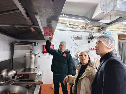 为切实做好节假日期间餐饮行业安全生产工作,坚决防范安全事故发生,2 月 11 日,温泉街道党群服务中心主任带领汤边社区工作人员,深入辖区重点餐饮场所开展节前安全隐患大检查。 (3) 永利皇宫