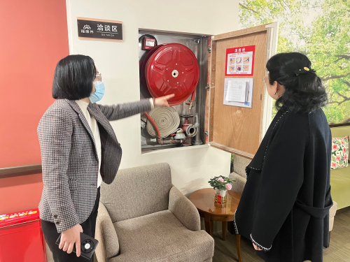 2026年2月13日,温泉街道纪工委书记带队,汤边社区工作人员及网格员配合,对辖区内养老服务中心、民宗场所开展节前安全生产专项检查。 (4) 永利皇宫