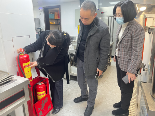 2026年2月13日,温泉街道纪工委书记带队,汤边社区工作人员及网格员配合,对辖区内养老服务中心、民宗场所开展节前安全生产专项检查。 (6) 永利皇宫