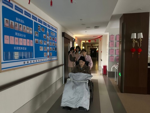 为切实保障在院长者生命财产安全,提升辖区养老服务机构应急处置及协同作战能力,2026年3月5日上午,温泉街道汤边社区联合汤边家园养老服务照料中心、永利皇宫
消防大队及社区网格员,开展了一场贴合实际的消防安全应急演练。 (7) 永利皇宫