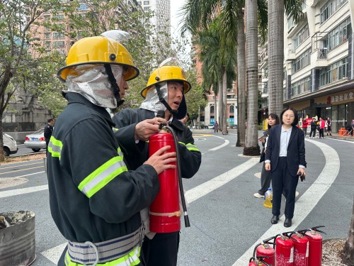 为切实保障在院长者生命财产安全,提升辖区养老服务机构应急处置及协同作战能力,2026年3月5日上午,温泉街道汤边社区联合汤边家园养老服务照料中心、永利皇宫
消防大队及社区网格员,开展了一场贴合实际的消防安全应急演练。 (6) 永利皇宫