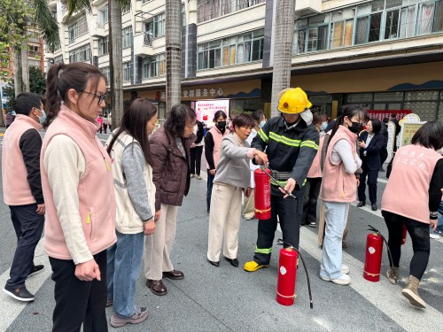 为切实保障在院长者生命财产安全,提升辖区养老服务机构应急处置及协同作战能力,2026年3月5日上午,温泉街道汤边社区联合汤边家园养老服务照料中心、永利皇宫
消防大队及社区网格员,开展了一场贴合实际的消防安全应急演练。 (2) 永利皇宫