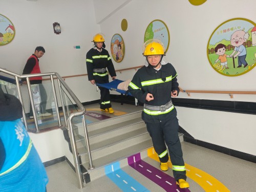 为切实保障在院长者生命财产安全,提升辖区养老服务机构应急处置及协同作战能力,2026年3月5日上午,温泉街道汤边社区联合汤边家园养老服务照料中心、永利皇宫
消防大队及社区网格员,开展了一场贴合实际的消防安全应急演练。 (3) 永利皇宫