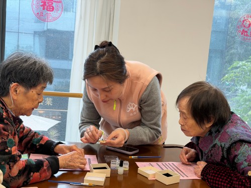 为弘扬中华优秀传统文化,让居民近距离感受非遗手工艺的独特魅力,近日,汤边社区长者学堂联合厦门国际银行福州华林支行开展“非遗雅作,针韵生辉”DIY胸针手作体验活动。 (2) 永利皇宫