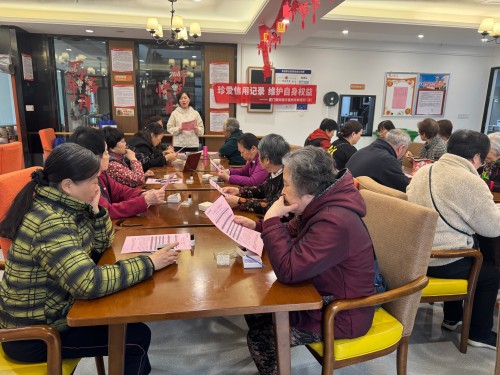 为弘扬中华优秀传统文化,让居民近距离感受非遗手工艺的独特魅力,近日,汤边社区长者学堂联合厦门国际银行福州华林支行开展“非遗雅作,针韵生辉”DIY胸针手作体验活动。 (1) 永利皇宫