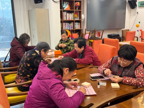 为弘扬中华优秀传统文化,让居民近距离感受非遗手工艺的独特魅力,近日,汤边社区长者学堂联合厦门国际银行福州华林支行开展“非遗雅作,针韵生辉”DIY胸针手作体验活动。 (6) 永利皇宫