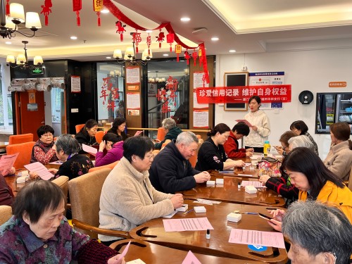 为弘扬中华优秀传统文化,让居民近距离感受非遗手工艺的独特魅力,近日,汤边社区长者学堂联合厦门国际银行福州华林支行开展“非遗雅作,针韵生辉”DIY胸针手作体验活动。 (7) 永利皇宫