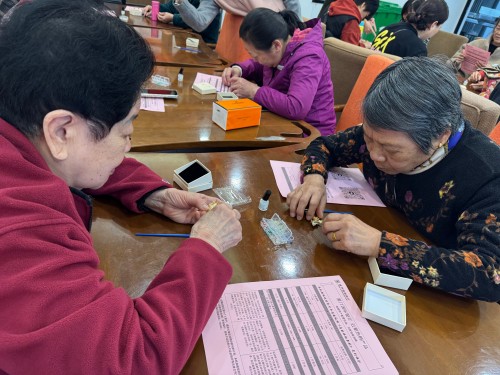 为弘扬中华优秀传统文化,让居民近距离感受非遗手工艺的独特魅力,近日,汤边社区长者学堂联合厦门国际银行福州华林支行开展“非遗雅作,针韵生辉”DIY胸针手作体验活动。 (3) 永利皇宫