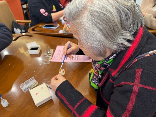 为弘扬中华优秀传统文化,让居民近距离感受非遗手工艺的独特魅力,近日,汤边社区长者学堂联合厦门国际银行福州华林支行开展“非遗雅作,针韵生辉”DIY胸针手作体验活动。 (4) 永利皇宫