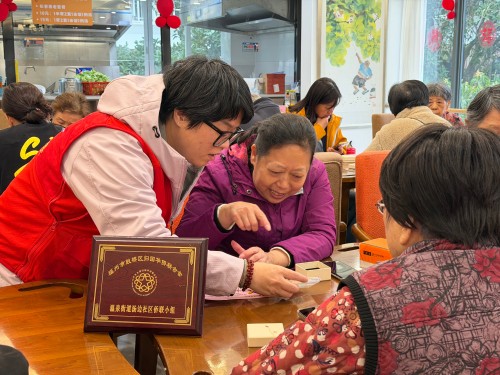 为弘扬中华优秀传统文化,让居民近距离感受非遗手工艺的独特魅力,近日,汤边社区长者学堂联合厦门国际银行福州华林支行开展“非遗雅作,针韵生辉”DIY胸针手作体验活动。 (5) 永利皇宫