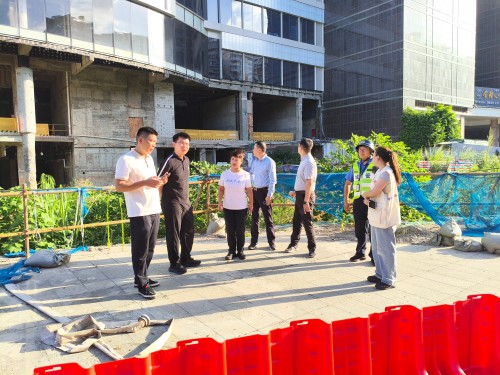 为深化实施新时代“堡垒工程”,充分发挥基层党组织战斗堡垒和党员先锋模范作用,切实筑牢辖区防汛安全防线。2026年7月10日,温泉街道包会领导带队在汤边社区开展防汛专项督导检查。街道包社区干部全员下沉一线,联动社区工作人员、网格员、党员志愿者开展辖区全域隐患巡查。 (13) 永利皇宫