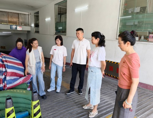 为深化实施新时代“堡垒工程”,充分发挥基层党组织战斗堡垒和党员先锋模范作用,切实筑牢辖区防汛安全防线。2026年7月10日,温泉街道包会领导带队在汤边社区开展防汛专项督导检查。街道包社区干部全员下沉一线,联动社区工作人员、网格员、党员志愿者开展辖区全域隐患巡查。 (11) 永利皇宫