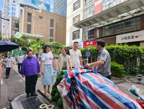 为深化实施新时代“堡垒工程”,充分发挥基层党组织战斗堡垒和党员先锋模范作用,切实筑牢辖区防汛安全防线。2026年7月10日,温泉街道包会领导带队在汤边社区开展防汛专项督导检查。街道包社区干部全员下沉一线,联动社区工作人员、网格员、党员志愿者开展辖区全域隐患巡查。 (4) 永利皇宫