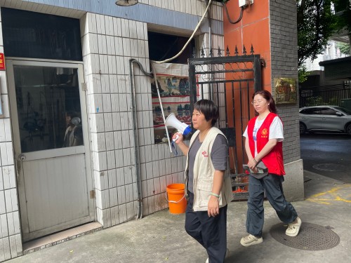 为深化实施新时代“堡垒工程”,充分发挥基层党组织战斗堡垒和党员先锋模范作用,切实筑牢辖区防汛安全防线。2026年7月10日,温泉街道包会领导带队在汤边社区开展防汛专项督导检查。街道包社区干部全员下沉一线,联动社区工作人员、网格员、党员志愿者开展辖区全域隐患巡查。 (10) 永利皇宫