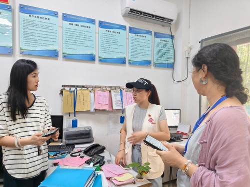 为深化实施新时代“堡垒工程”,充分发挥基层党组织战斗堡垒和党员先锋模范作用,切实筑牢辖区防汛安全防线。2026年7月10日,温泉街道包会领导带队在汤边社区开展防汛专项督导检查。街道包社区干部全员下沉一线,联动社区工作人员、网格员、党员志愿者开展辖区全域隐患巡查。 (14) 永利皇宫