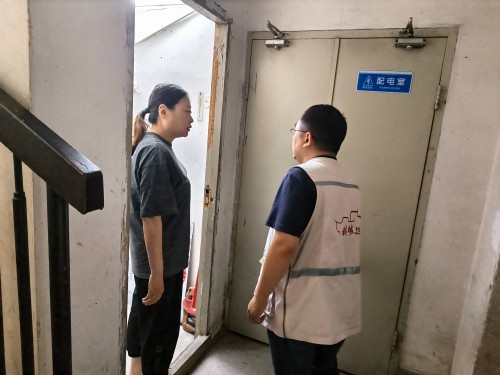 为深化实施新时代“堡垒工程”,充分发挥基层党组织战斗堡垒和党员先锋模范作用,切实筑牢辖区防汛安全防线。2026年7月10日,温泉街道包会领导带队在汤边社区开展防汛专项督导检查。街道包社区干部全员下沉一线,联动社区工作人员、网格员、党员志愿者开展辖区全域隐患巡查。 (12) 永利皇宫