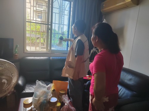 为深化实施新时代“堡垒工程”,充分发挥基层党组织战斗堡垒和党员先锋模范作用,切实筑牢辖区防汛安全防线。2026年7月10日,温泉街道包会领导带队在汤边社区开展防汛专项督导检查。街道包社区干部全员下沉一线,联动社区工作人员、网格员、党员志愿者开展辖区全域隐患巡查。 (1) 永利皇宫