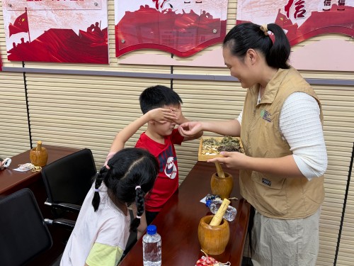 7月23日,“非遗巧手工?夏日趣成长” 暑期手工夏令营系列活动之闻香识药?巧制香囊7 永利皇宫