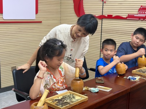 7月23日,“非遗巧手工?夏日趣成长” 暑期手工夏令营系列活动之闻香识药?巧制香囊8 永利皇宫