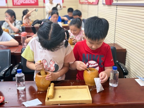 7月23日,“非遗巧手工?夏日趣成长” 暑期手工夏令营系列活动之闻香识药?巧制香囊10 永利皇宫