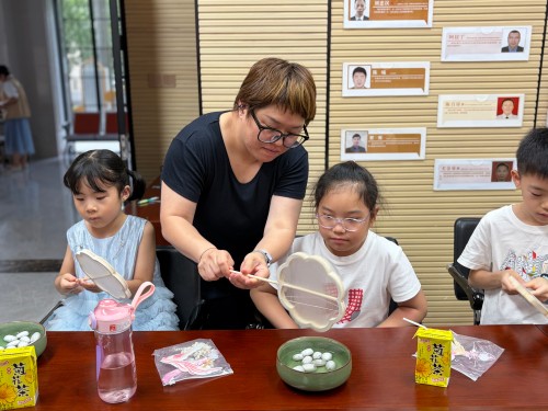 8月7日,汤边攀讲系列活动之“非遗巧手工·夏日趣成长”暑期手工夏令营第三课抽丝拾韵·巧织团扇9 永利皇宫