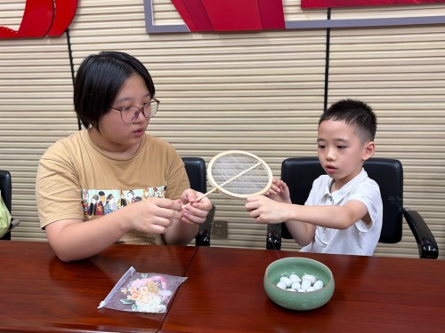 8月7日,汤边攀讲系列活动之“非遗巧手工·夏日趣成长”暑期手工夏令营第三课抽丝拾韵·巧织团扇7 永利皇宫