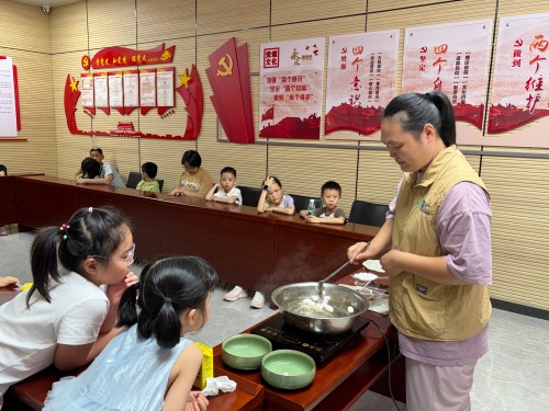 8月7日,汤边攀讲系列活动之“非遗巧手工·夏日趣成长”暑期手工夏令营第三课抽丝拾韵·巧织团扇2 永利皇宫