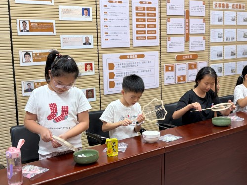 8月7日,汤边攀讲系列活动之“非遗巧手工·夏日趣成长”暑期手工夏令营第三课抽丝拾韵·巧织团扇3 永利皇宫