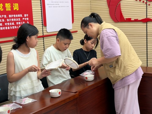 8月7日,汤边攀讲系列活动之“非遗巧手工·夏日趣成长”暑期手工夏令营第三课抽丝拾韵·巧织团扇4 永利皇宫