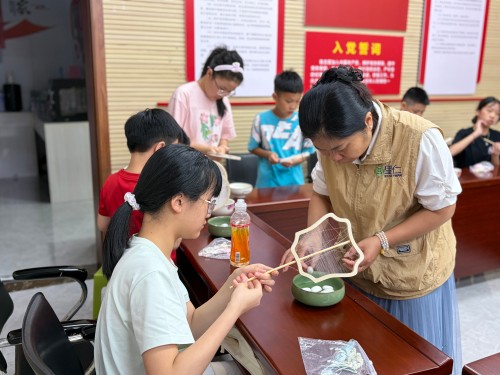 8月7日,汤边攀讲系列活动之“非遗巧手工·夏日趣成长”暑期手工夏令营第三课抽丝拾韵·巧织团扇6 永利皇宫