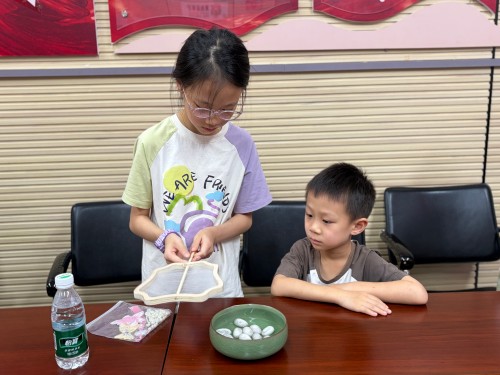 8月7日,汤边攀讲系列活动之“非遗巧手工·夏日趣成长”暑期手工夏令营第三课抽丝拾韵·巧织团扇8 永利皇宫