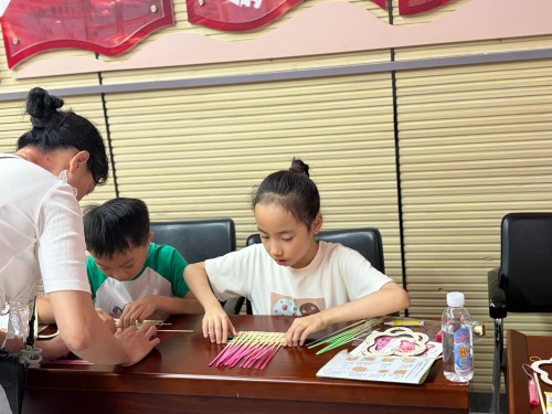 8月13日,汤边攀讲系列活动之“非遗巧手工·夏日趣成长”暑期手工夏令营第四课竹间寻趣·妙编竹艺9 永利皇宫